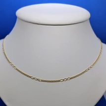 Klaszikus pancer szemekből, és szakaszosan 3-3 nagyobb szemekkel díszített arany lánc