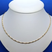 Lazán csavart, magas fényű, csiszolt ezért nagyon szépen csillogó Szingapúri arany lánc