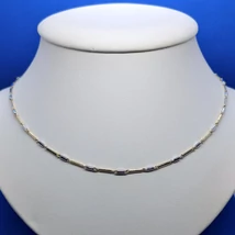 Sárga és fehér hengeres pálcákból összeállított Barakka elnevezésű arany lánc