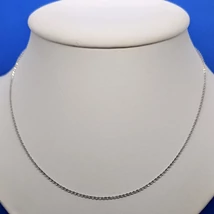 Egymással merőlegesen fonott szemek, szálein megcsiszolt, magas fényű fehér arany lánc