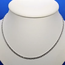 Rövid és hosszukás szemek váltakozásával készült fehér arany lánc