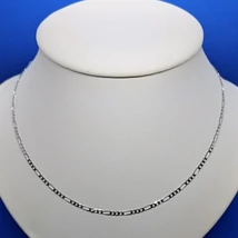 Magas fényű csiszolt 3 rövid és 1 hosszú szemből össze állírott figaró fehér azany lánc