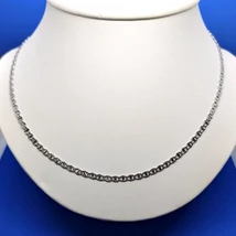 Középen pálcával díszített széles fazonú, magas fényű, Guccira emlékeztető fehér arany lánc