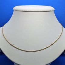 Sűrű szövésűn szögletesre szövött, ródiummal és csiszolással díszített barbara fantázis nevű arany lánc