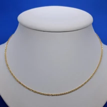 Hengeres csavart aranylánc, mely gyémánt csiszolással díszített