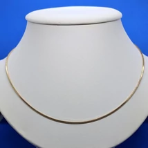 Hengeres körbe csiszolt rugalmas kígyó fazonú aranylánc  