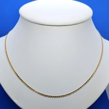 Középen pálcával díszített csiszolt, magas fényű, Guccira emlékeztető arany lánc