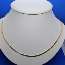 Magas fényű kissé szögletes fazonú, egyenletesszemekből készült pancel arany lánc