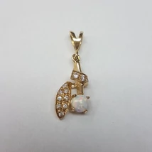 Arany medál, opál kővel