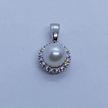 Tenyésztett gyöngy, cirkon köves fehér arany medál