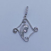 Rombusz alakú keretben női fej fehér arany medál