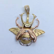 Szkarabeusz bogár, mozgó csápokkal, 3 színű aranyból készített, cirkon kövekkel kirakott 3D-s arany medál