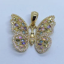 Egyszerűen gyönyörű, csillogó színes cirkon kővekkel díszített szárnyú pillalngó arany medál