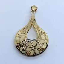 Kövér csepp alakú, különleges virág mintákkal díszített 3D-s arany medál