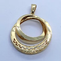 Magas fényű egymásban két karika, áttört, és lézeres csiszolással díszített 3D-s arany medál