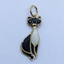 Különleges eljárással színezett rendkívűl bájos, fekete-fehér cica, arany medál