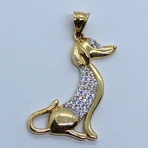 Rendkívül élethú, és bájos cirkon kővel díszített tacskó kutya arany medál