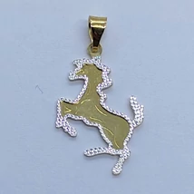 Magas fényű lézeres csiszolással díszített Ferrary lovat formázó arany medál