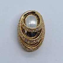 Extra kivitelezésű, ovális arany medál, magas fényű betéttel, amelyet cirkon sorkővel kereteztek
