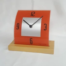 Íves üveg asztali óra fa tartóval