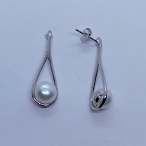 8 mm-es édesvizi tenyésztett gyöngy, letisztúlt sima ezüst szállak közé fogva ezüst fülbevaló