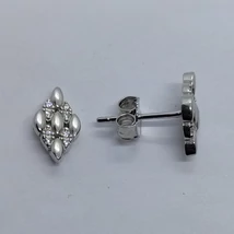 Cirkon kővel díszitett rombusz alakú ezüst fülbevaló