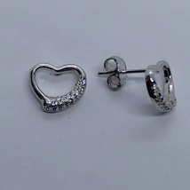 Középen lyukas cirkon kővel díszített ezüst szív fülbevaló