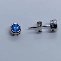 Buttonos foglalatú világoskék cirkon köves ezüst fülbevaló