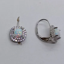 Fehér opál, szélen cirkon kősorokkal díszített ezüst fülbevaló