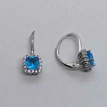 Kék négyszögletű cirkon kő fehér cirkon kősorral díszített ezüst fülbevaló