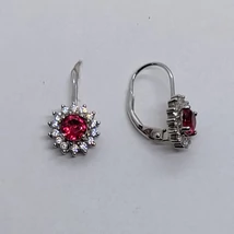 Kerek rubin színű cirkon kősorral karmos foglalattal rögzített ezüst fülbevaló