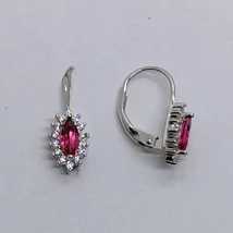 Csónak alakú rubin színű cirkon kősorral karmos foglalattal rögzített ezüst fülbevaló