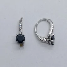 Kerek fekete színű cirkon kő 4 karomba foglalva, felső részen fehér cirkon kősorral díszíttt ezüst fülbavaló