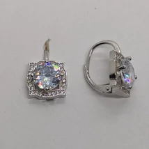 Középen nagy kerek Swarovski kő 4 karomba foglalva, szélen négyzet alakú keretbe foglalt ezüst fülbavaló