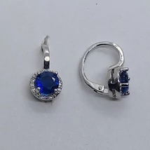 Kerek sötétkék cirkon kő, szélen fehér cirkon kövekkel kirakott ezüst fülbavaló