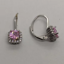 Négyzet alakú rózsaszín cirkon kő, szélen fehér cirkon kövekkel kirakott ezüst fülbavaló