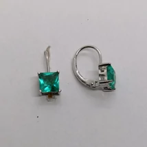 Négyet alakú smaragdzöld színű cirkonkő négy karomba foglalva, ezüst fülbevaló