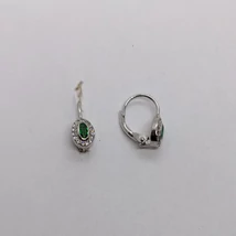 Ovális zöld színű cirkonkő  szélen fehér cirkon kővel díszített ezüst fülbevaló