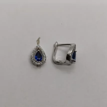 Sötétkék csepp alakú cirkon kő karomba foglalva, fehér cirkon sorkővel kirakott ezüst fülbevaló