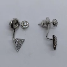 Háromszög alakú sok cirkon kővel díszített ezüst fül pirszing