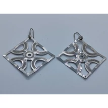 Nagyon dekoratív magas fényű rombusz keretben kör és félkör ívek melyek különleges mattítással készült csillogó ezüst lógós fülbavaló