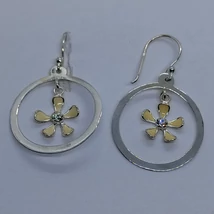 Karikában függő sárga szirmú középen cirkon köves ezüst lógós fülbavaló
