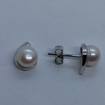 Letisztult vonalú különlegesen megformált 6 mm-es igazgyöngyel díszített ezüst fülbevaló