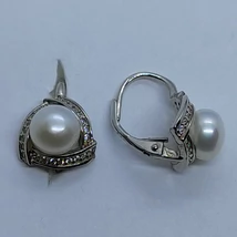 Rombusz alakba befogott, két szélen cirkon kővel díszített 6 mm-es igazgyöngy ezüst fülbevaló