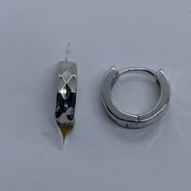 Kő nélküli gyémánt csiszolású középen szétnyíló ezüst karika fülbevaló