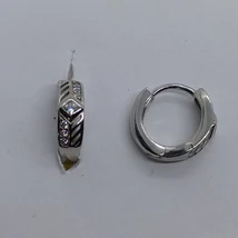 Kissé áttört cirkon kővel díszített középen szétnyíló ezüst karika fülbevaló