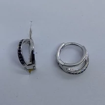 Dupla szálas szélesen szétágazó fekete cirkon sorkővel díszített középen szétnyíló ezüst karika fülbevaló