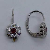 Virág mintályú középen piros cirkon kővel díszített ezüst fülbevaló