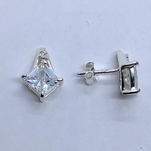 Élére állított beckam fazpnú csúcsívben végződő ezüst fülbevaló