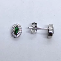 Ovális alakú szélen fehér cirkon sorkővel, középen zöld cirkon kővel díszített ezüst fülbevaló